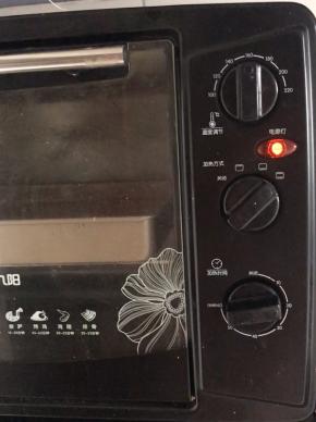 放入预热好的烤箱中层，160度烤20分钟