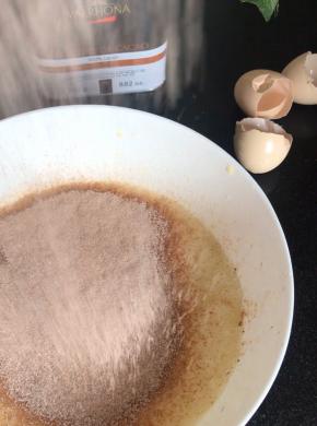 筛入粉类，继续用打蛋器搅拌（不开档）拌至无干粉颗粒