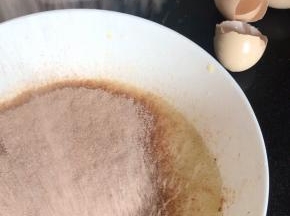 筛入粉类，继续用打蛋器搅拌（不开档）拌至无干粉颗粒