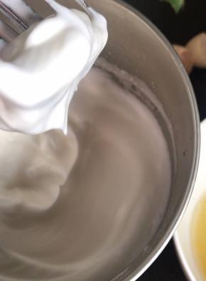 转低档打发几秒钟排气，提起打蛋器，蛋白霜有尖尖角不滴落即可