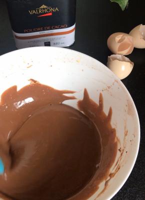 用刮刀把容器周边，清理干净，翻拌均匀至顺滑