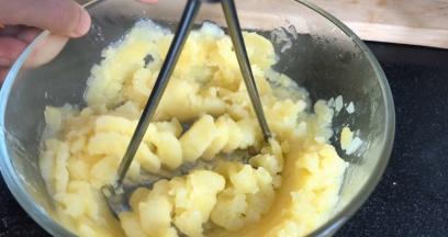 把蒸熟的土豆，压成泥状