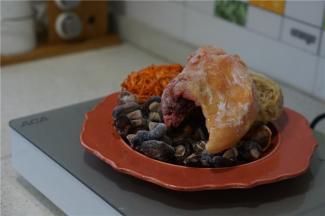 这款鸡汤用到了：鲜虫草花50克，小香菇150克，嫩笋300克，半小片鸡。我是一周买一次菜，然后食材分袋好，按天不同的拿出来搭配。