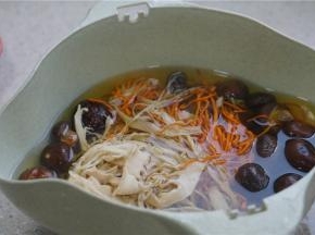 将鲜冻的食材先鲜冻备用，特别要说一下虫草花一定要入冰解冻，要不然就要变黑了。