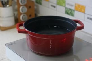 珐琅锅洗好加水入电陶炉上，先八档火力烹煮。