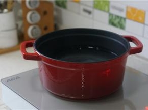 珐琅锅洗好加水入电陶炉上，先八档火力烹煮。