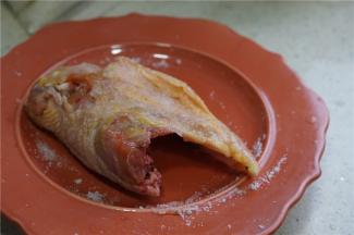 这鸡的话虽说是鲜冻，但也要在解冻之后和细盐搓洗之后再炖，这样子烫炖出来更鲜。