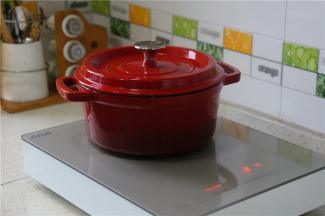 上盖，先八档火力将汤煮开，然后再二档火力炖煮一个小时。