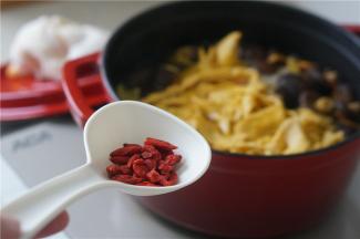 煮好之后加入细盐及适量的枸杞调味点缀就可以。