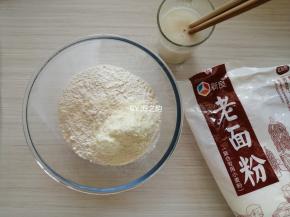 糖和酵母都溶于水里，面粉和奶粉倒入和面盆里。我这里用到的是老面粉（是一种中筋面粉），酵母量可以减少。水量依面粉吸水量而定，揉好的面团要偏硬一点。不要太软了