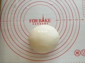 把酵母水倒入，用筷子拌成絮状，再用手揉成光滑的面团。未防止面团风干，未操作的面团必须盖上保鲜膜