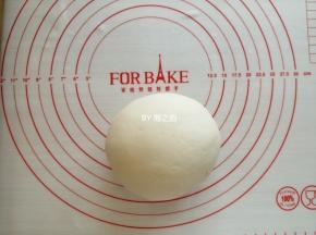 把酵母水倒入，用筷子拌成絮状，再用手揉成光滑的面团。未防止面团风干，未操作的面团必须盖上保鲜膜