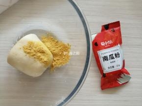 面团分成两份，其中一份加入南瓜粉。南瓜粉是用金黄的南瓜冻干磨成粉末制成的，这是食物本身带有的颜色，还有营养，可以放心让孩子吃。在面团里直接加入南瓜粉，需要多揉一会儿，就可以把南瓜粉都揉入面团里，如果你只做一种颜色的面团，可以直接把南瓜粉溶在水里用