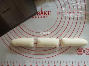 把白面团揉搓排气，再分成两份，搓成细长条，一份切成3份，一份切成2份，随意。因为室温比较高，所以需要把搓好的“玉米芯”放在油纸上，再放入盘里，盖上保鲜膜，放冰箱冷藏，从而使面团减慢发酵的速度，因为下一步做玉米粒比较花时间