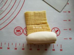 切出需要的长度，小心翻转过来，在“玉米芯”上抹一点点水，放在“玉米粒”上面