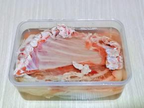 首先将羊排用冷水浸泡，反复的泡，水浑浊了就换水，这样可以起到去腥的作用。