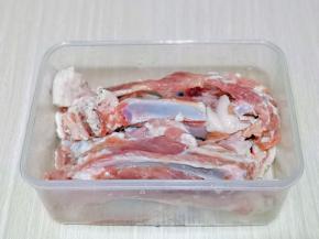 浸泡好的羊排淋干水分，放入器具中。