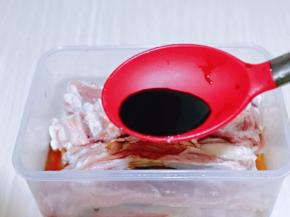 加入生抽，料酒，料酒可以适当多一点。