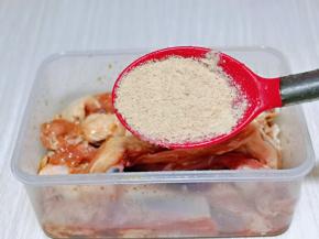 抓拌均匀后再加入盐焗粉，再次抓拌均匀。