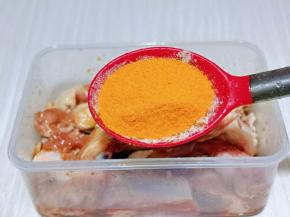 再加入蜜汁烤肉料，充分抓拌均匀。