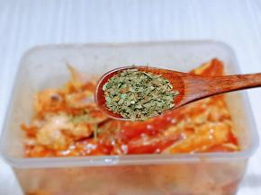 再加入罗勒碎，加了迷迭香与罗勒碎烤好的羊排，口感很嫩。