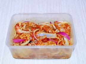 洋葱去皮切丝，加入羊排中，拌均匀，盖上盖子放入冰箱冷藏室腌制一夜，早上取出来，戴上食品手套再次抓拌，放回冰箱冷藏，中午可以直接烤啦！