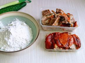 准备食材，买烤鸭人家帮片皮的。