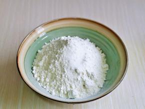 面粉加入器具中，加入盐。