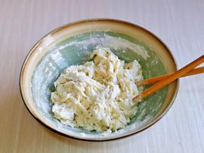 分次加入温水，一边用温水搅拌成絮状。