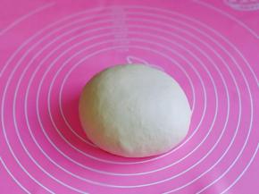 再揉成光滑的面团，盖上保鲜膜，醒10分钟。