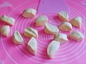 醒好的面团，分割成等份的小面团。