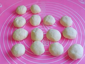 再揉圆，盖上保鲜膜，避免面团水分流失。