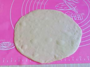 用擀面杖擀成圆饼，不用擀的特别薄。