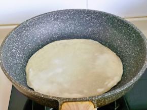 平底锅中刷少许食用油，放上擀好的饼，保持中小火。