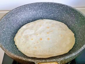 烙至两面微黄，中间鼓起就可以啦！依次烙完。