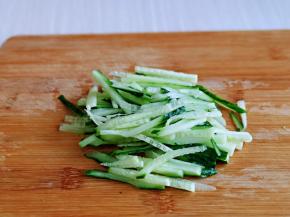 黄瓜洗干净切丝。