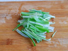 大葱去皮，切丝。