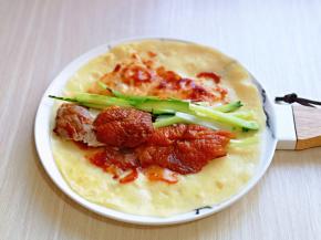 再放上葱丝，黄瓜丝，片皮鸭，卷起来就可以享用啦！