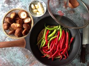 各种食材洗净晾干水分，鲜辣椒不要去辣椒蒂洗净，然后晾干水分后再去掉辣椒蒂