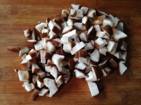 香菇洗净切成大一点的丁