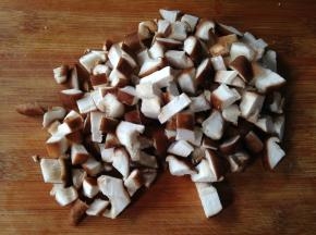 香菇洗净切成大一点的丁