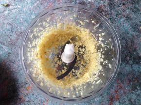 姜切小块、蒜切成小瓣放入料理机打成粗一点的粒，没有料理机的用刀剁碎