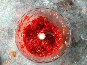 辣椒先切成小段，入料理机打成粗一点的碎粒，这个可以根据自己的喜好来选择粗、细的程度