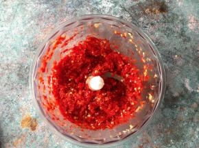 辣椒先切成小段，入料理机打成粗一点的碎粒，这个可以根据自己的喜好来选择粗、细的程度