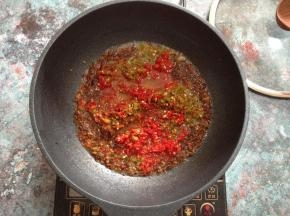 倒入辣椒碎小火慢炒