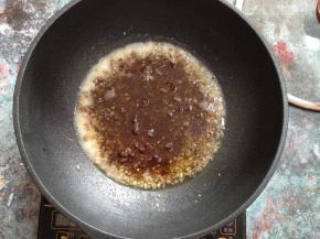 倒入黄豆酱翻炒均匀，不要用大火以免把酱炒糊喽