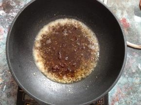 倒入黄豆酱翻炒均匀，不要用大火以免把酱炒糊喽