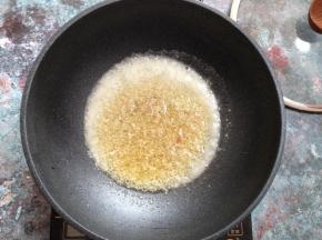 锅内再加油倒入姜、蒜碎炒出香味