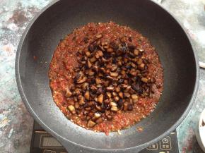 倒入香菇丁、白糖、盐继续小火慢炒，记得搅拌以免炒糊