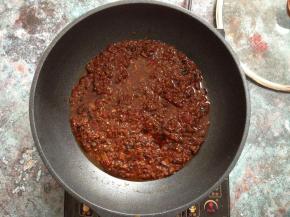 直到炒干辣椒的水分，辣酱也黏稠了即可冷却，装入无水无油的容器保存